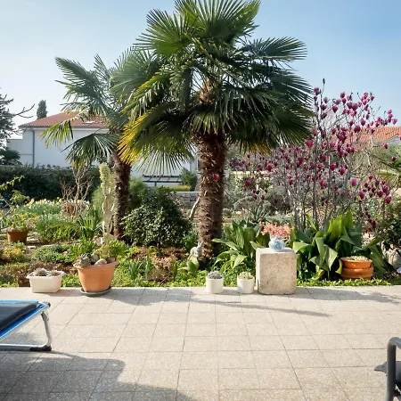 Summer Bloom Apartment *
